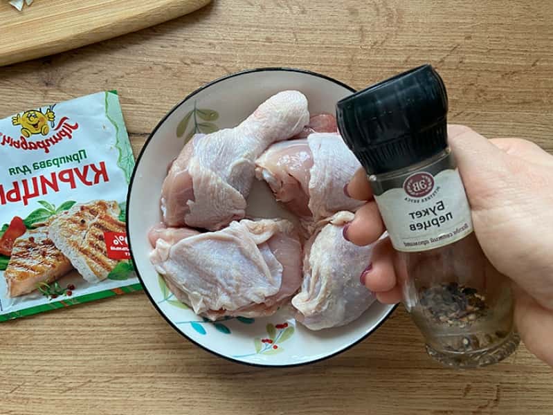 Курочка по французьки з цибулею — оригінально, бюджетно та святково 3944eb5455b05c39868ef8652c3d1834 Курочка по французьки з цибулею — оригінально, бюджетно та святково