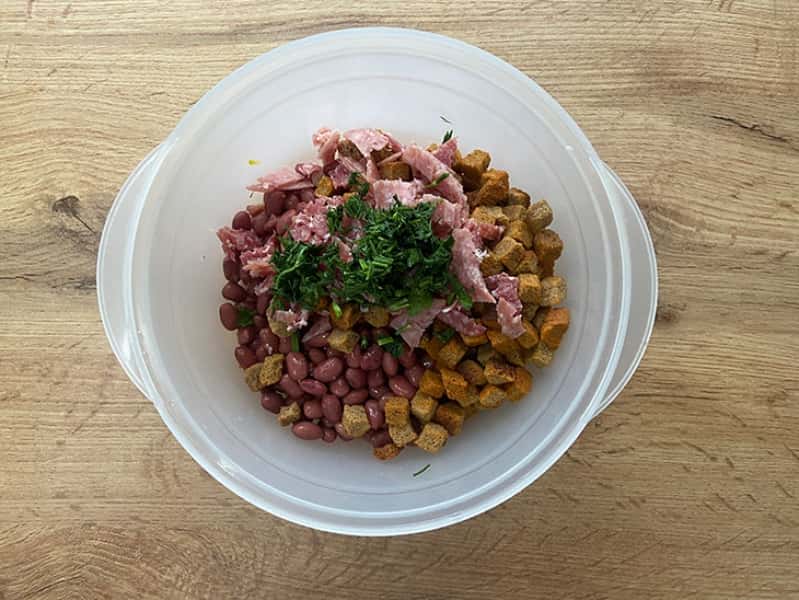 Салат з квасолею, сухариками та ковбасою: рецепт з фото покроково 2a939928d6fbbeb1750cd489b2808200 Салат з квасолею, сухариками та ковбасою: рецепт з фото покроково