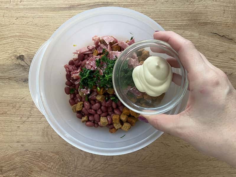 Салат з квасолею, сухариками та ковбасою: рецепт з фото покроково 4ae29158b945189c0f87ea93b8e48d7d Салат з квасолею, сухариками та ковбасою: рецепт з фото покроково