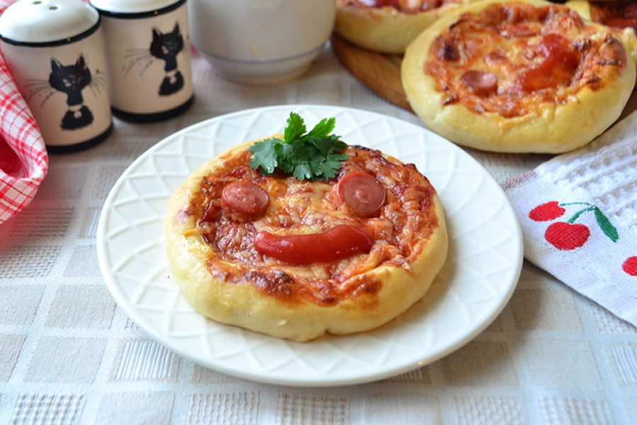 Міні піци для дітей: рецепт з фото покроково 7955f00c3f947482edb907bc361ec912 Міні піци для дітей: рецепт з фото покроково