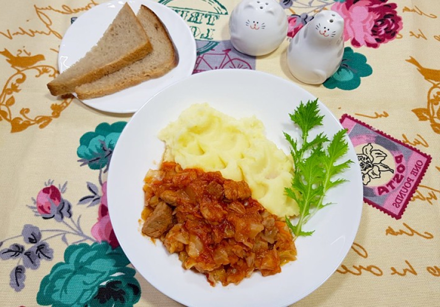 Тушкована капуста з мясом у каструлі f20d1d02f35c63a1d8537b875f1cb8fd Тушкована капуста з мясом у каструлі