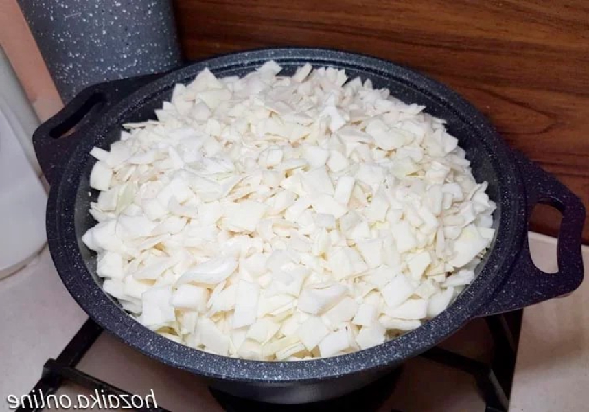 Тушкована капуста з мясом у каструлі f334d1ab0dd6acdb66d9e6d43d32e657 Тушкована капуста з мясом у каструлі