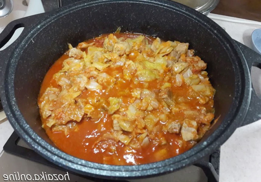 Тушкована капуста з мясом у каструлі fdab32061b5a69379eab37a5bbde961d Тушкована капуста з мясом у каструлі