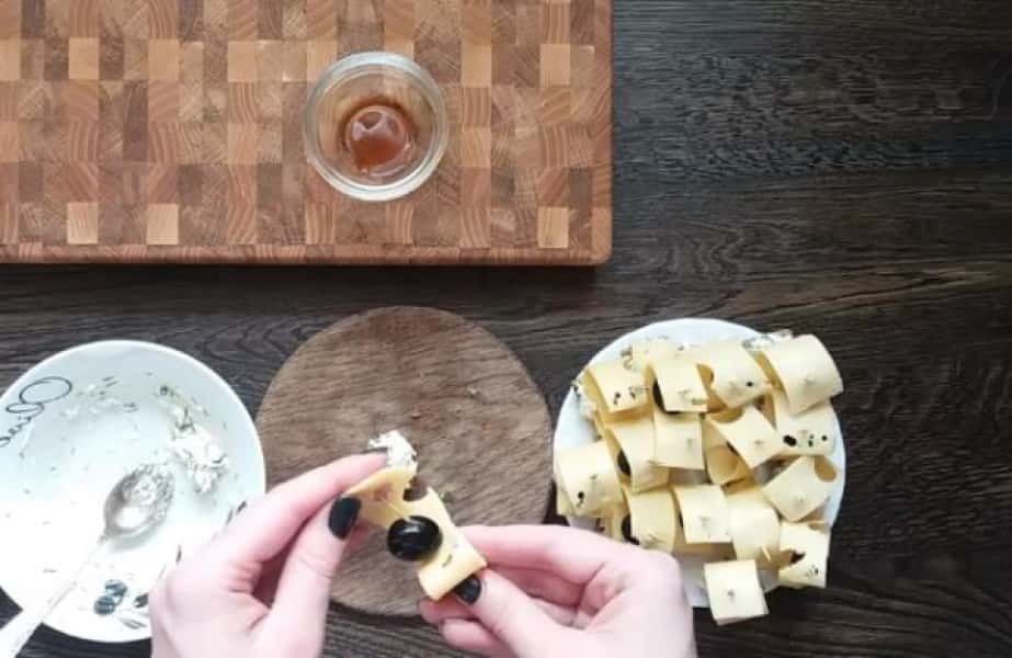 Бутерброди на святковий стіл 9 рецептів з покроковими фото 0992757280155d6c44c9b640e4e1f422 Бутерброди на святковий стіл 9 рецептів з покроковими фото