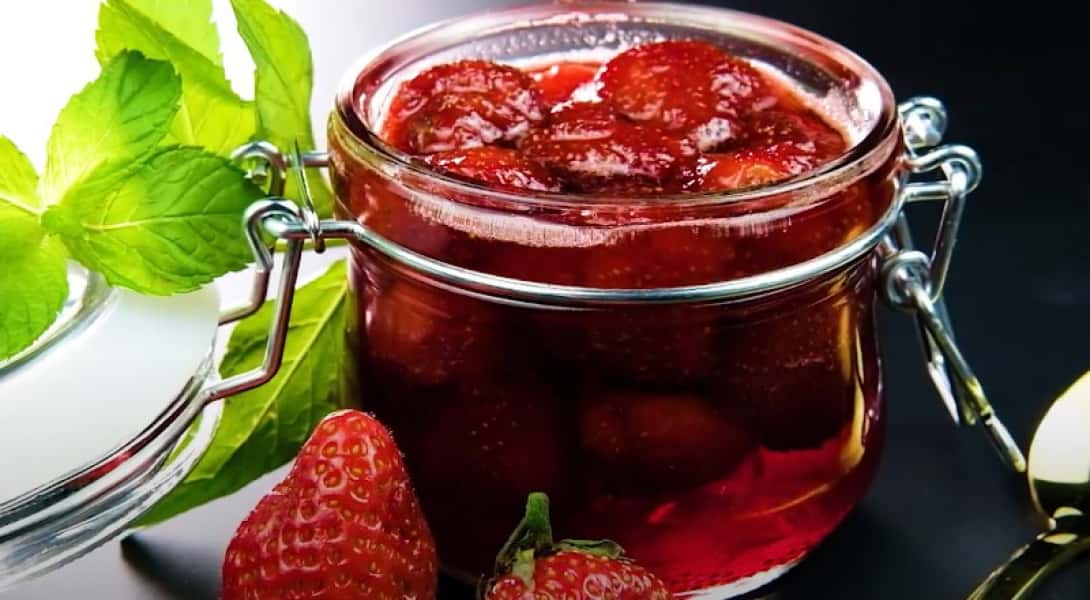 Полуничне варення на зиму з цілими ягодами – 7 рецептів густого варення, з покроковими фото 0c5ea0487ba7c96c84f3f2bd842d322c Полуничне варення на зиму з цілими ягодами – 7 рецептів густого варення, з покроковими фото