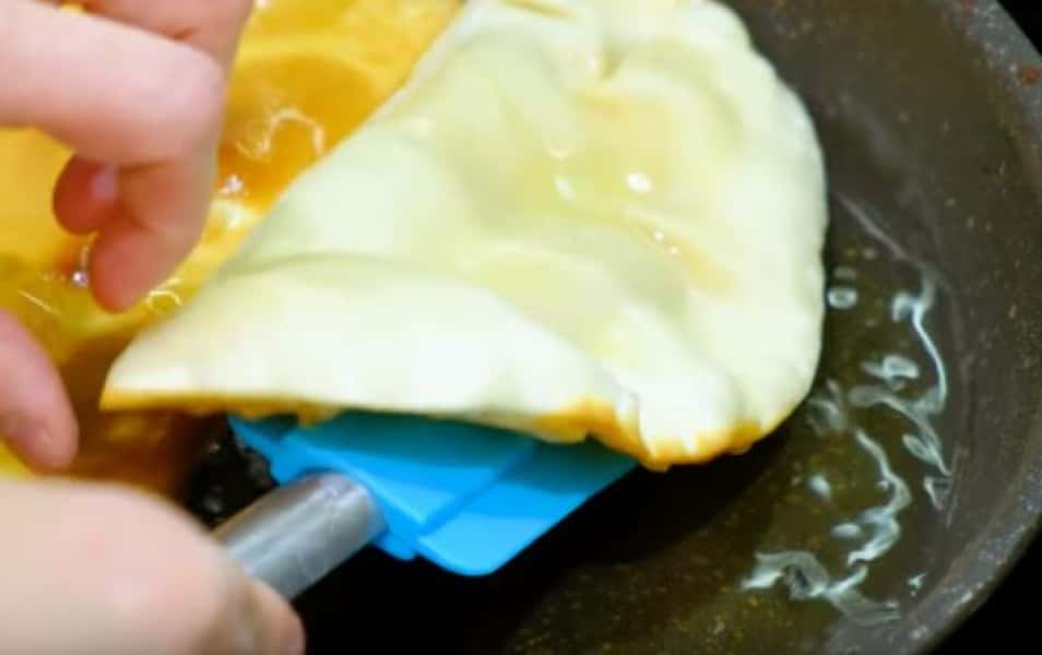 Як приготувати чебуреки з мясом у домашніх умовах 6 рецептів смачних чебуреків, з покроковими фото 0ccea68675efd1819b41092273cb113d Як приготувати чебуреки з мясом у домашніх умовах 6 рецептів смачних чебуреків, з покроковими фото