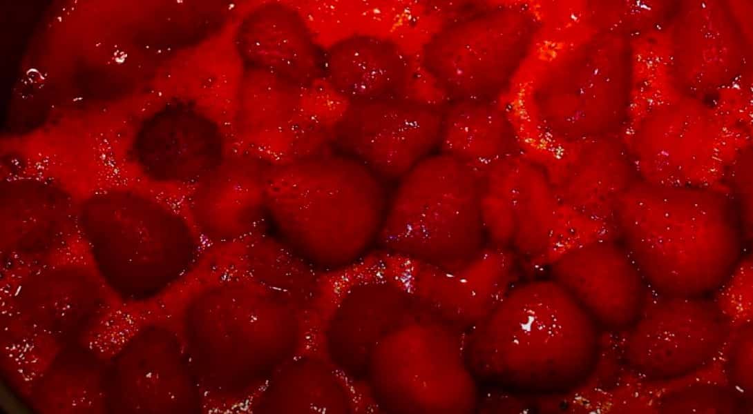 Полуничне варення на зиму з цілими ягодами – 7 рецептів густого варення, з покроковими фото 0d3302d5c5895e3d088e425221a18cba Полуничне варення на зиму з цілими ягодами – 7 рецептів густого варення, з покроковими фото