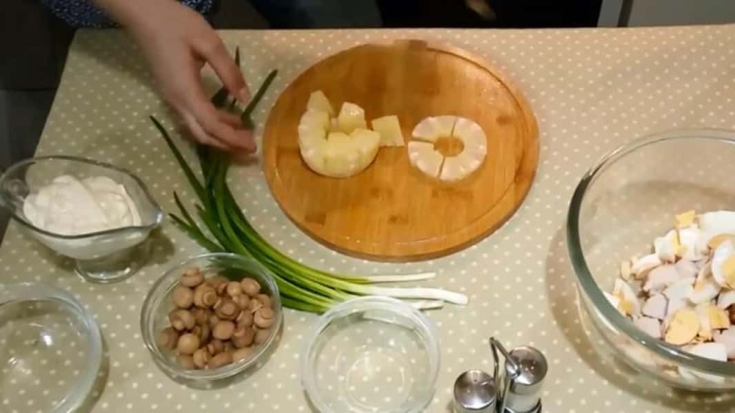 Салат з ананасом та куркою 10 смачних класичних рецептів, з покроковими фото 143a9999626fdc3f623252fa1c14c3a0 Салат з ананасом та куркою 10 смачних класичних рецептів, з покроковими фото