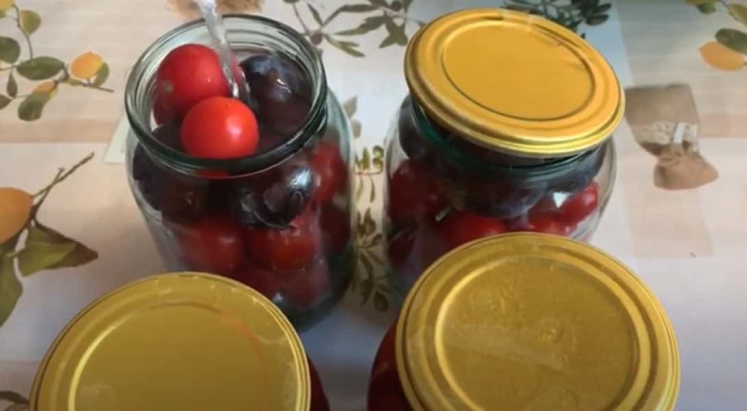 Мариновані помідори в банках на зиму 11 рецептів з покроковими фото. Дуже смачні та солодкі 19e56e9579ff95d05a0cb613fec30ed5 Мариновані помідори в банках на зиму 11 рецептів з покроковими фото. Дуже смачні та солодкі