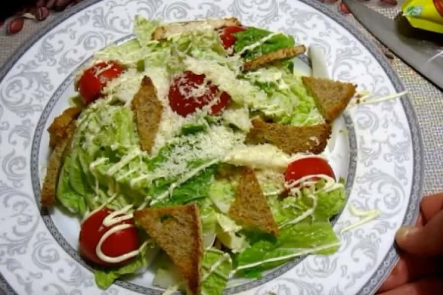 Салат Цезар з куркою 5 класичних рецептів, з покроковими фото 240f39badefb7e9dd5b7c02ccfc8bdab Салат Цезар з куркою 5 класичних рецептів, з покроковими фото