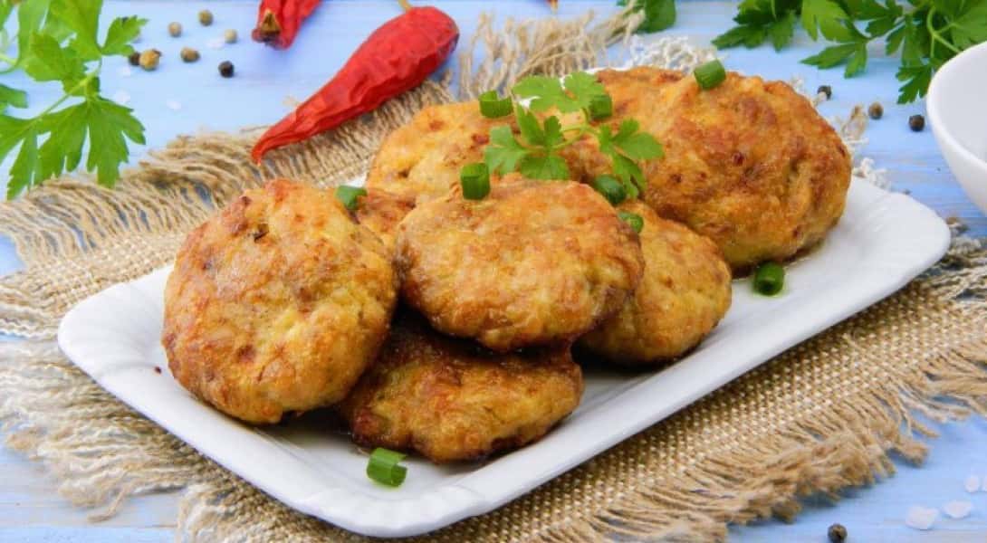 Котлети з курячого фаршу на сковороді 9 рецептів з покроковими фото соковитих та смачних котлет 2585845b6a7819bb1ee0299be994d0f0 Котлети з курячого фаршу на сковороді 9 рецептів з покроковими фото соковитих та смачних котлет