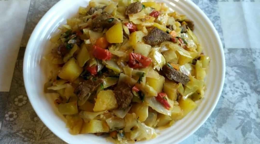 Капуста тушкована на сковороді 7 рецептів з покроковими фото. Класичні рецепти тушкованої капусти 2663c9c9b0cb48f03308b757fe3100cc Капуста тушкована на сковороді 7 рецептів з покроковими фото. Класичні рецепти тушкованої капусти