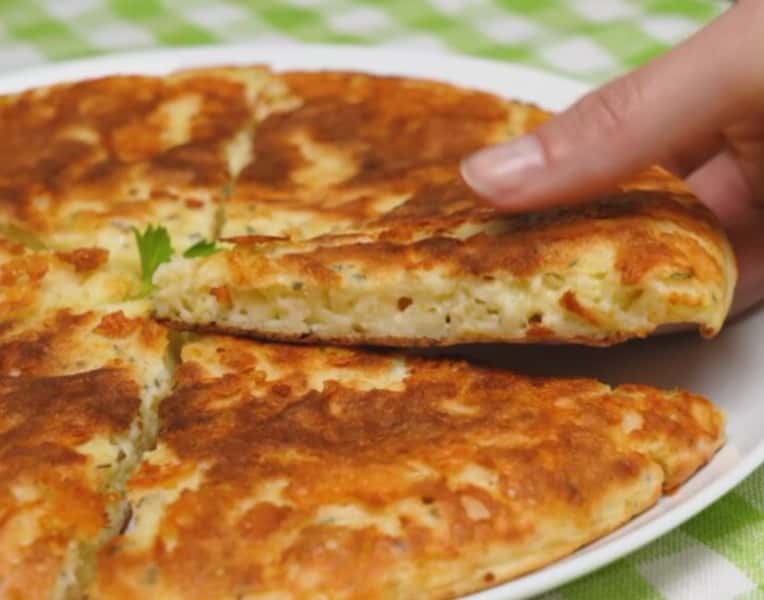 Лінивий хачапурі на сковороді з сиром (сніданок за 10 хвилин) 2701b22dc4e5e05e3f851f252f565d8f Лінивий хачапурі на сковороді з сиром (сніданок за 10 хвилин)
