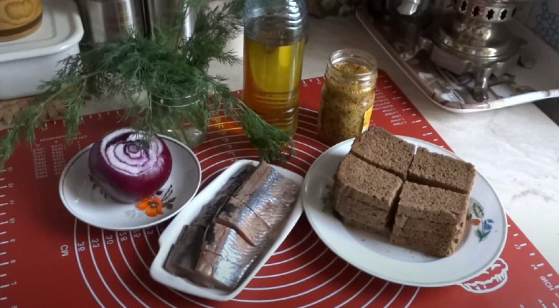 Бутерброди з оселедцем 7 простих та смачних рецептів на святковий стіл, з покроковими фото 2bfb4d5a68df10b6bcb845f16db832ca Бутерброди з оселедцем 7 простих та смачних рецептів на святковий стіл, з покроковими фото