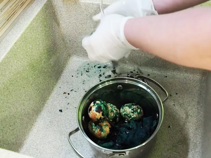 Мармурові яйця на Великдень 6 покрокових рецептів, з покроковими фото 2c8d0941a5c4990df36297cd3d7c0033 Мармурові яйця на Великдень 6 покрокових рецептів, з покроковими фото