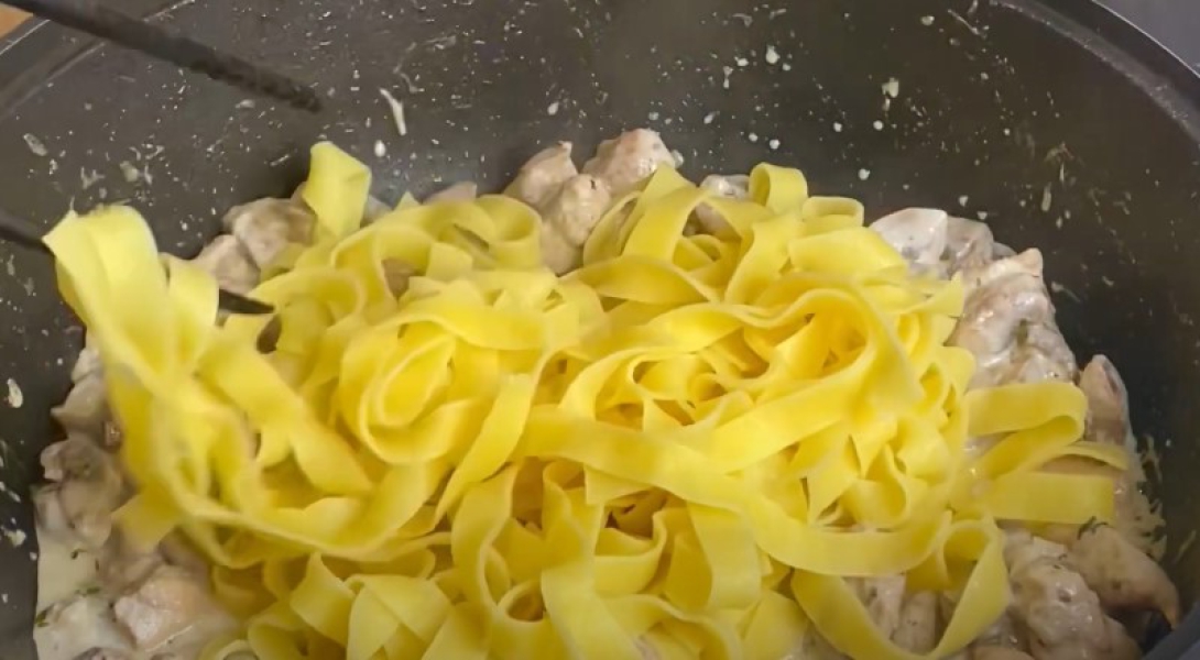 Курка у вершковому соусі на сковороді 8 рецептів, з покроковими фото 3516640a18538112a938a461df10a6bd Курка у вершковому соусі на сковороді 8 рецептів, з покроковими фото
