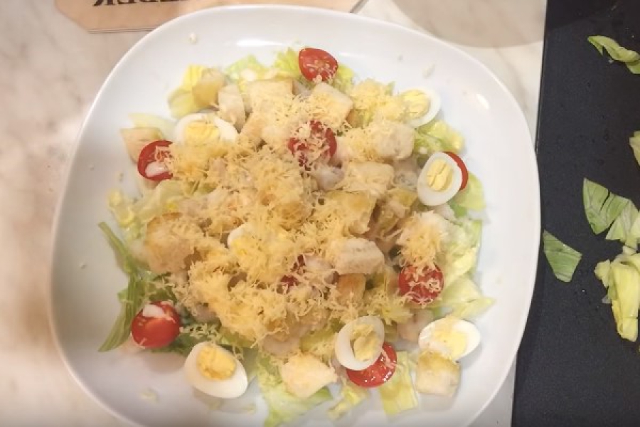 Салат Цезар з куркою 5 класичних рецептів, з покроковими фото 3ad848e5d8962ddf6a259c2e3e89a5de Салат Цезар з куркою 5 класичних рецептів, з покроковими фото