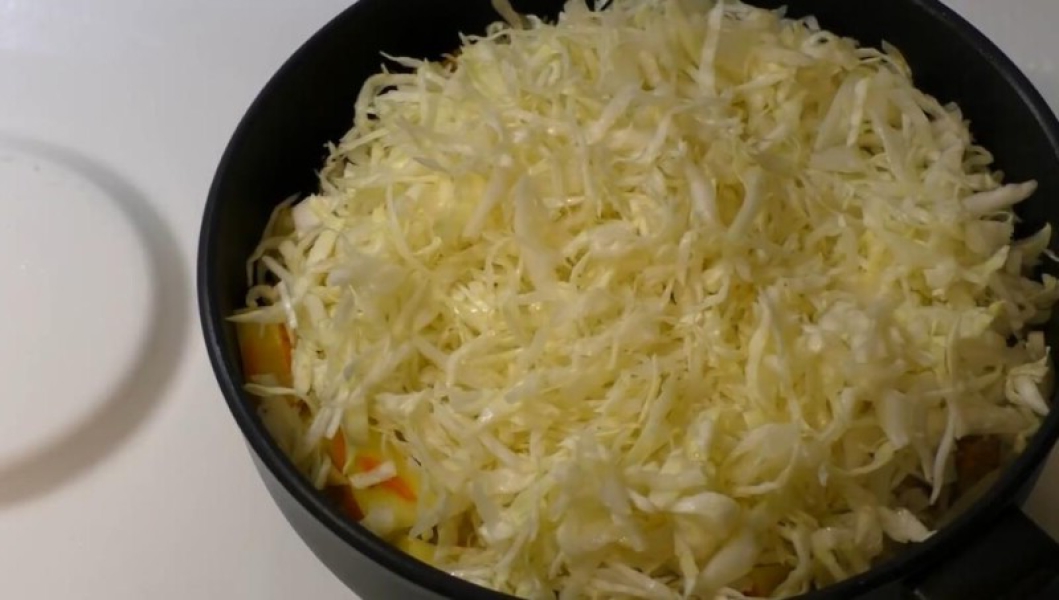 Капуста тушкована на сковороді 7 рецептів з покроковими фото. Класичні рецепти тушкованої капусти 45e7f05ab62f76d8aa39395d606082d5 Капуста тушкована на сковороді 7 рецептів з покроковими фото. Класичні рецепти тушкованої капусти