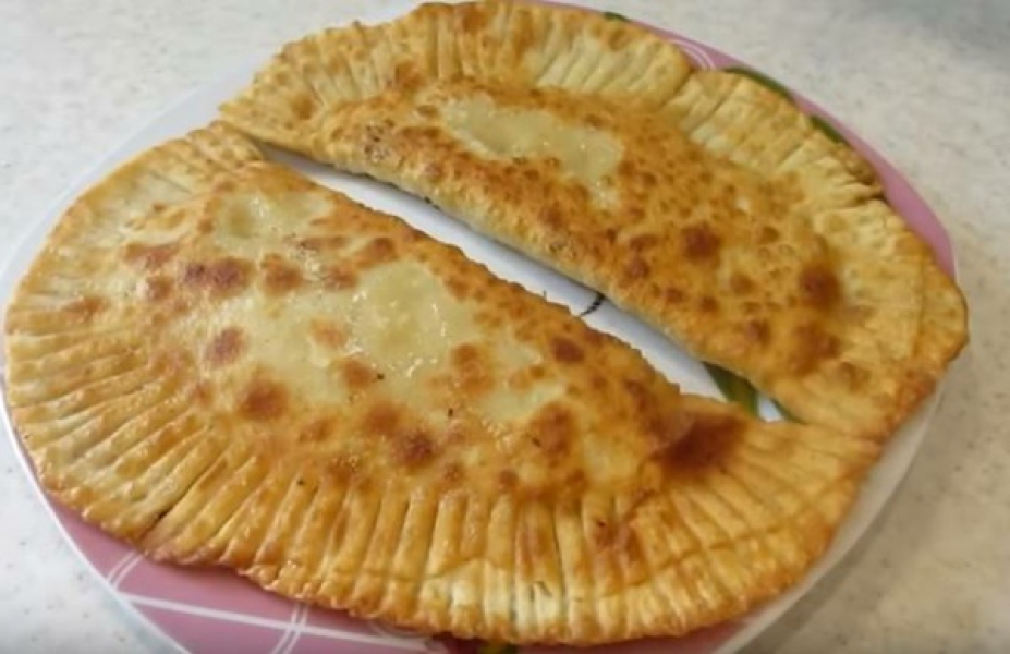 Як приготувати чебуреки з мясом у домашніх умовах 6 рецептів смачних чебуреків, з покроковими фото 47bbc9a581b8122c245ee519d657680c Як приготувати чебуреки з мясом у домашніх умовах 6 рецептів смачних чебуреків, з покроковими фото