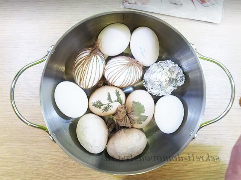 Як пофарбувати яйця на Великдень чаєм каркаде, з покроковими фото 497a741c2c1e4eeb70d36ec182a5d4a4 Як пофарбувати яйця на Великдень чаєм каркаде, з покроковими фото