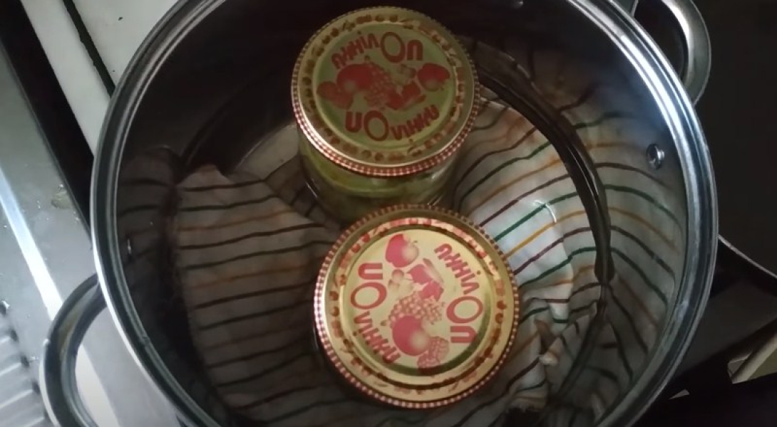Мариновані хрусткі кабачки на зиму в банках 6 смачних рецептів з покроковими фото 49ae20b0229d49fa35a364d2359b3264 Мариновані хрусткі кабачки на зиму в банках 6 смачних рецептів з покроковими фото