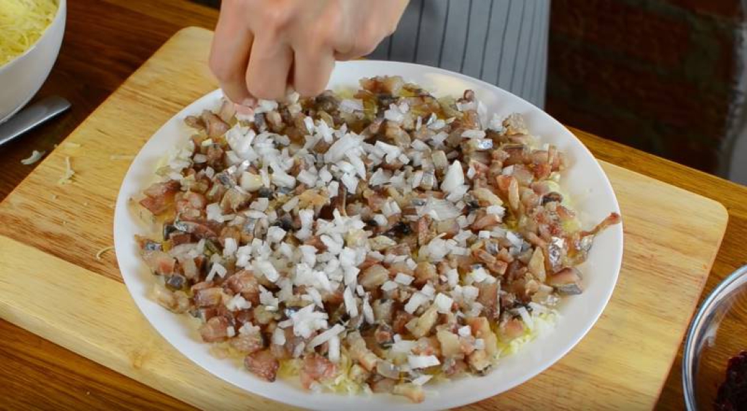 Оселедець під шубою 8 рецептів з послідовністю шарів, з покроковими фото 4de646c158513733ac616c8204da52d6 Оселедець під шубою 8 рецептів з послідовністю шарів, з покроковими фото