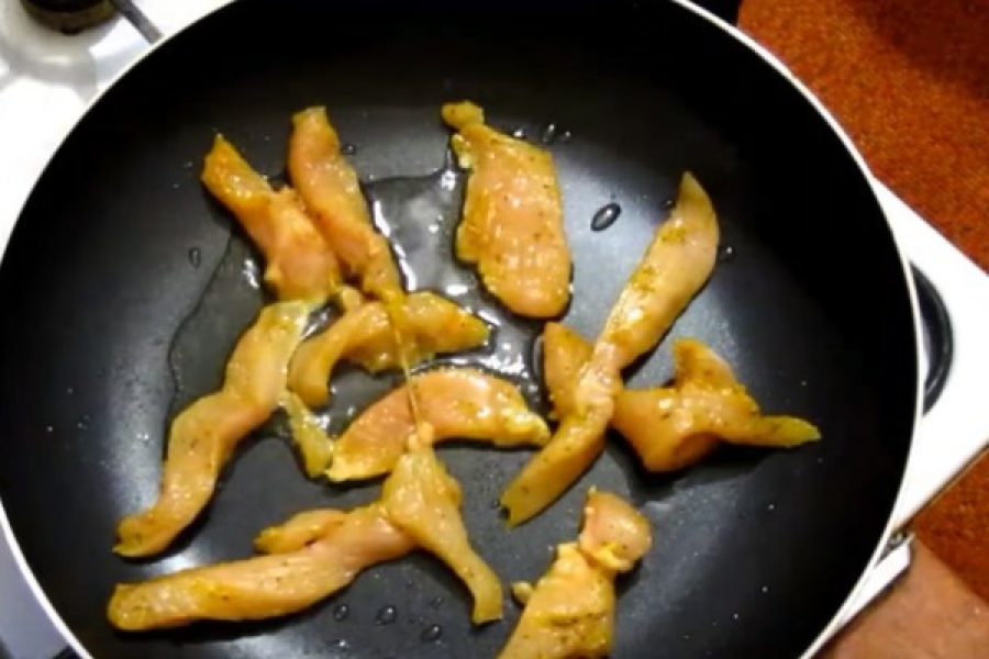 Салат Цезар з куркою 5 класичних рецептів, з покроковими фото 4f649bbbc3d01476365ebbdd6dbec9ce Салат Цезар з куркою 5 класичних рецептів, з покроковими фото