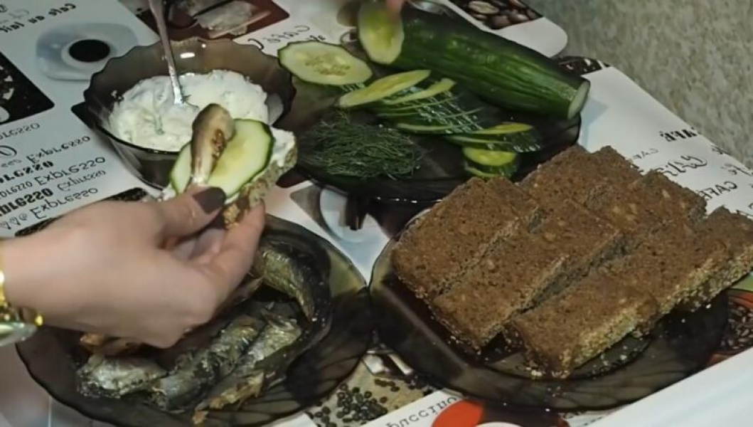 Дуже смачні бутерброди зі шпротами прості рецепти до святкового столу, з покроковими фото 511b5da12a8c89679250b5bbf8b4a7b7 Дуже смачні бутерброди зі шпротами прості рецепти до святкового столу, з покроковими фото