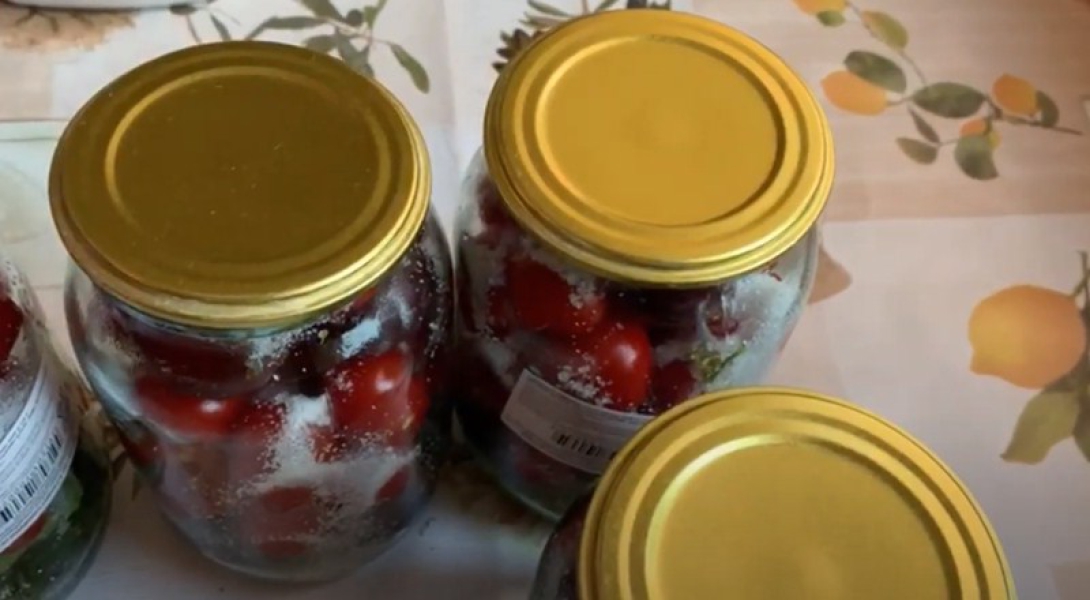Мариновані помідори в банках на зиму 11 рецептів з покроковими фото. Дуже смачні та солодкі 524b119a33c7a5c6d7fc044cca489b79 Мариновані помідори в банках на зиму 11 рецептів з покроковими фото. Дуже смачні та солодкі