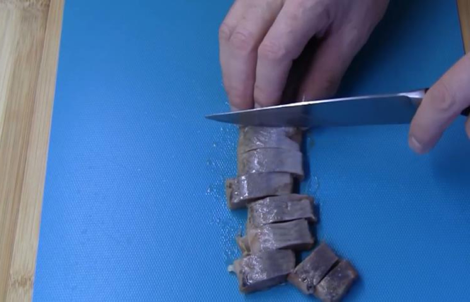 Бутерброди з оселедцем 16 рецептів на святковий стіл, з покроковими фото 5ddedef5b6906788a2fdca4cbf3c3bf7 Бутерброди з оселедцем 16 рецептів на святковий стіл, з покроковими фото