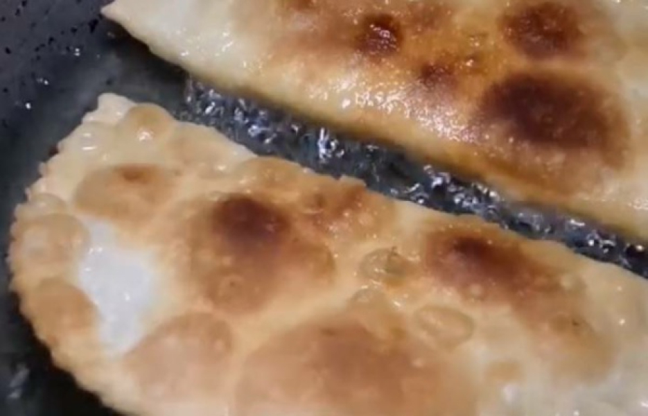 Як приготувати чебуреки з мясом у домашніх умовах 6 рецептів смачних чебуреків, з покроковими фото 5e879358b0fcc623e42c2186297c2220 Як приготувати чебуреки з мясом у домашніх умовах 6 рецептів смачних чебуреків, з покроковими фото