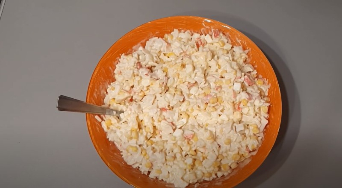 Салат з крабовими паличками та кукурудзою 6 класичних рецептів, з покроковими фото 5f442b23cc19c26c5c7e93071a0b0ae4 Салат з крабовими паличками та кукурудзою 6 класичних рецептів, з покроковими фото
