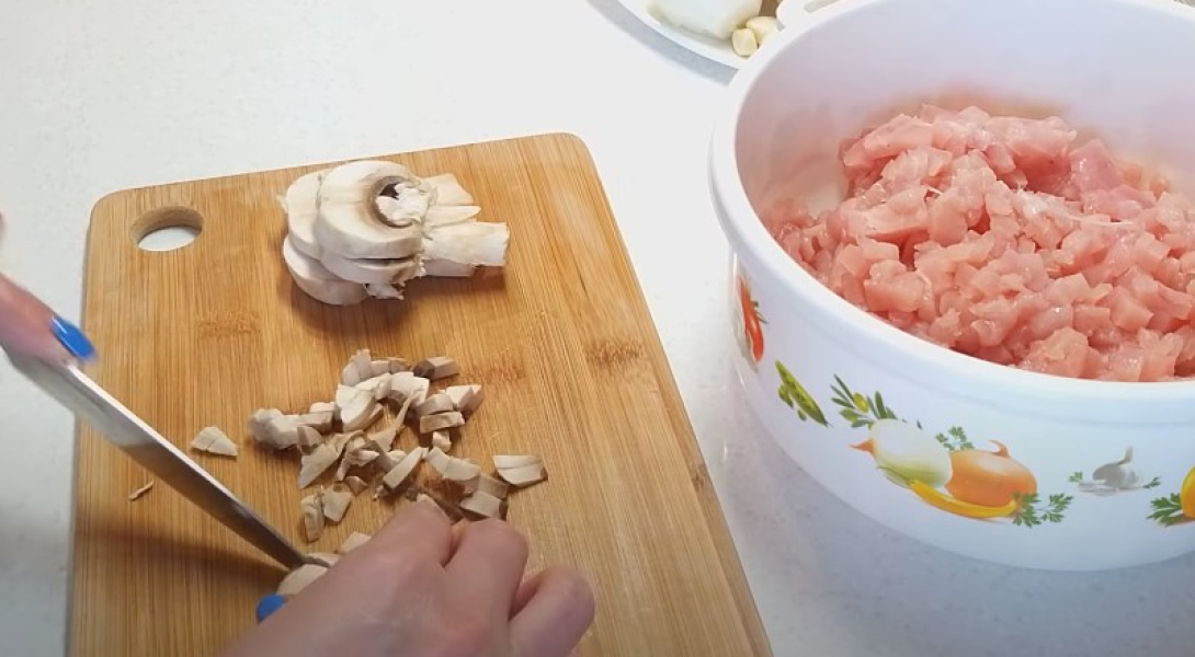 Котлети з курячого фаршу на сковороді 9 рецептів з покроковими фото соковитих та смачних котлет 68af313e98594250f4958a17ca34ebc0 Котлети з курячого фаршу на сковороді 9 рецептів з покроковими фото соковитих та смачних котлет