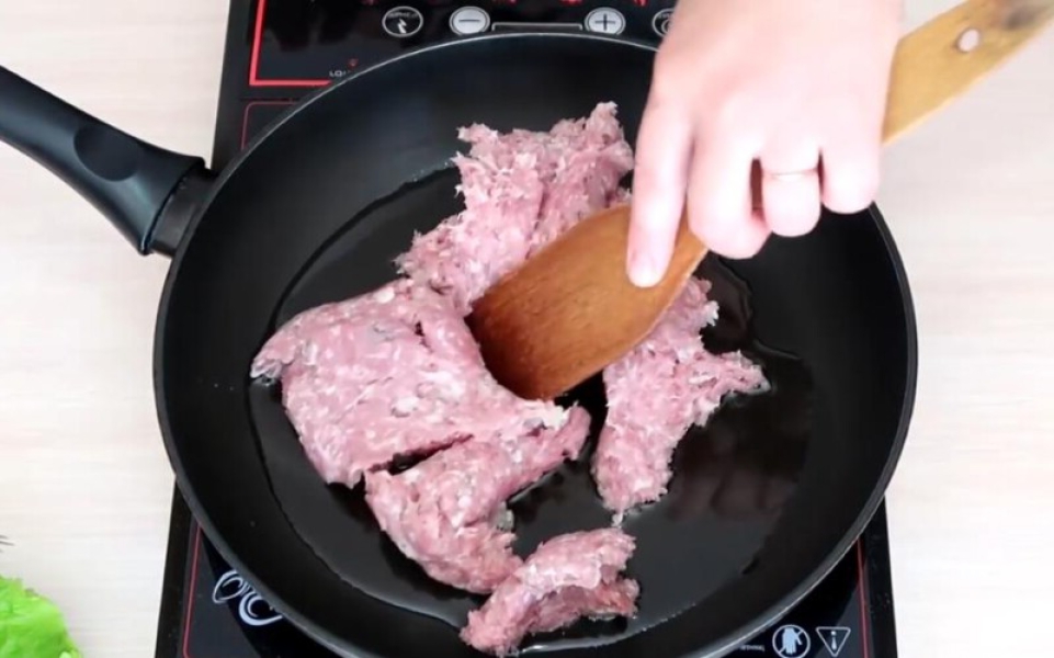 Капуста тушкована на сковороді 7 рецептів з покроковими фото. Класичні рецепти тушкованої капусти 69d5da84eee46bb3143c442a03fa9255 Капуста тушкована на сковороді 7 рецептів з покроковими фото. Класичні рецепти тушкованої капусти