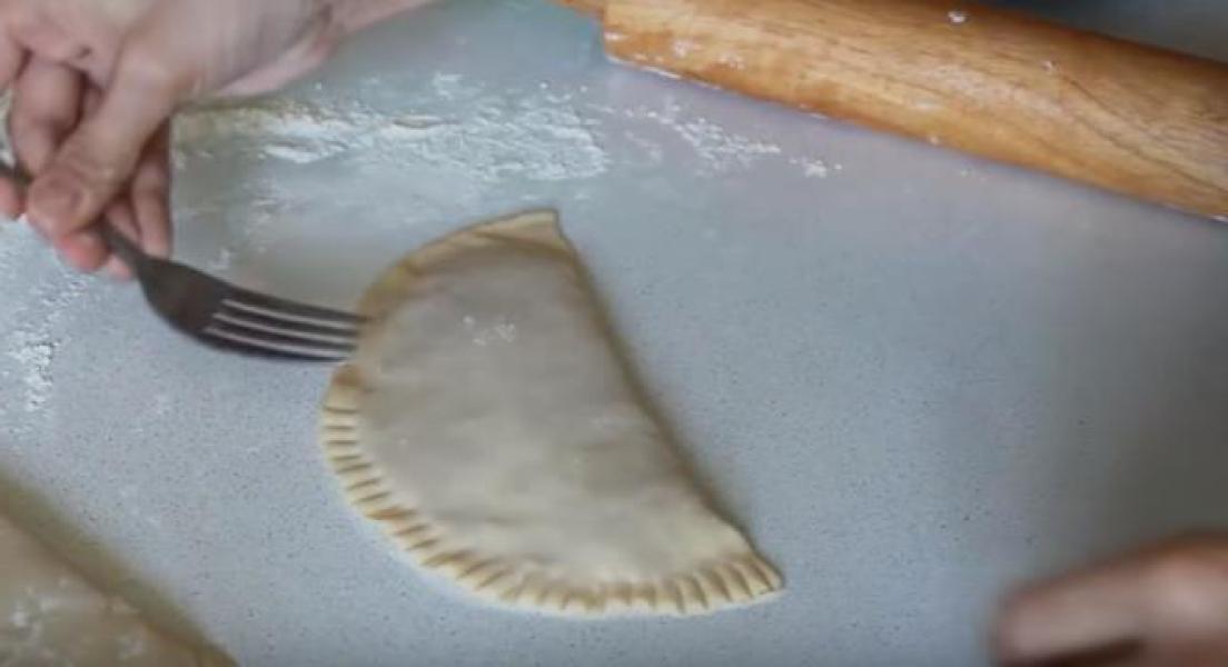 Домашні чебуреки з мясом на сковороді 5 рецептів, соковитих і хрустких чебуреків, з покроковими фото 76101286aa51998d5ce026770fad8dba Домашні чебуреки з мясом на сковороді 5 рецептів, соковитих і хрустких чебуреків, з покроковими фото