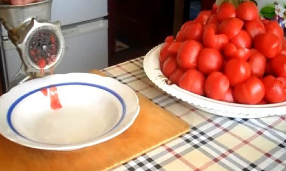 Аджика на зиму класичний рецепт з помідорів та часнику, з покроковими фото 7711344901234862cca2657f0ef713a8 Аджика на зиму класичний рецепт з помідорів та часнику, з покроковими фото