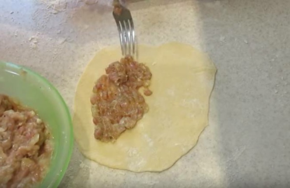 Як приготувати чебуреки з мясом у домашніх умовах 6 рецептів смачних чебуреків, з покроковими фото 81dc43cf38bbd598724b79f8bc6f4809 Як приготувати чебуреки з мясом у домашніх умовах 6 рецептів смачних чебуреків, з покроковими фото