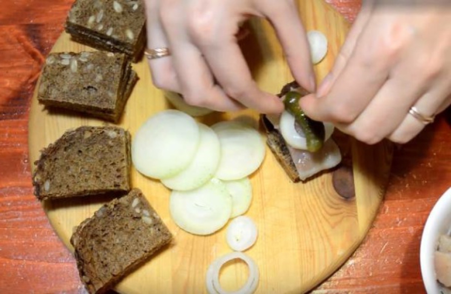 Бутерброди на святковий стіл 9 рецептів з покроковими фото 887735a2b95655bc50dfa3a540582a85 Бутерброди на святковий стіл 9 рецептів з покроковими фото