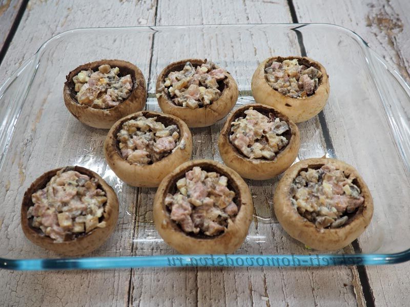 Печериці фаршировані мясом та сиром: рецепт у духовці, з покроковими фото 8a8e3c0a79be1d1682bee6b432400be7 Печериці фаршировані мясом та сиром: рецепт у духовці, з покроковими фото
