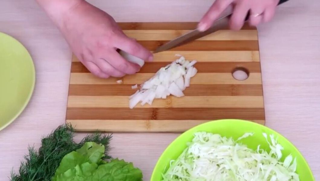 Капуста тушкована на сковороді 7 рецептів з покроковими фото. Класичні рецепти тушкованої капусти 8f35bc5abb159d859d3a81e26538c44b Капуста тушкована на сковороді 7 рецептів з покроковими фото. Класичні рецепти тушкованої капусти