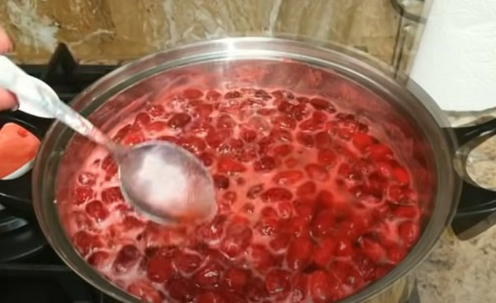 Варення з кизилу з кісточкою на зиму – 7 рецептів з фото 945e473f44457963ea391d600b7ecb31 Варення з кизилу з кісточкою на зиму – 7 рецептів з фото