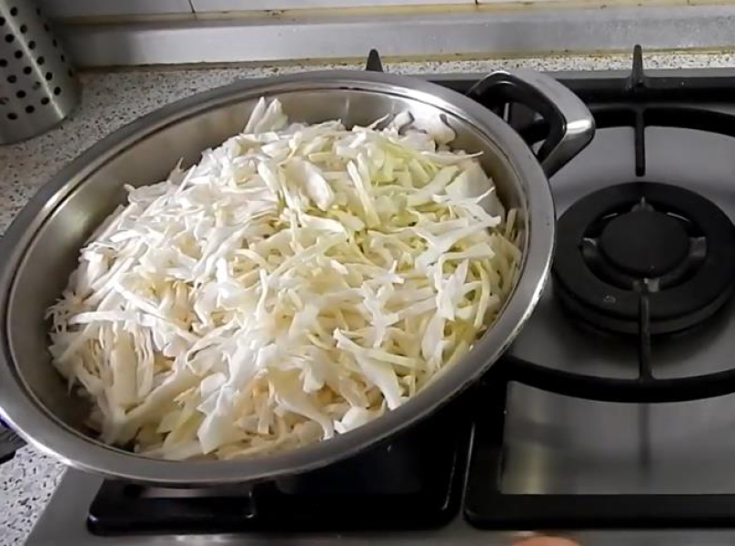 Капуста тушкована на сковороді 7 рецептів з покроковими фото. Класичні рецепти тушкованої капусти 97a322902ea6518c5f9c8919590b3d7b Капуста тушкована на сковороді 7 рецептів з покроковими фото. Класичні рецепти тушкованої капусти