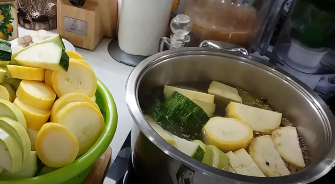 Мариновані хрусткі кабачки на зиму в банках 6 смачних рецептів з покроковими фото a84375e0e764ed2bf73fb0581f35c69a Мариновані хрусткі кабачки на зиму в банках 6 смачних рецептів з покроковими фото
