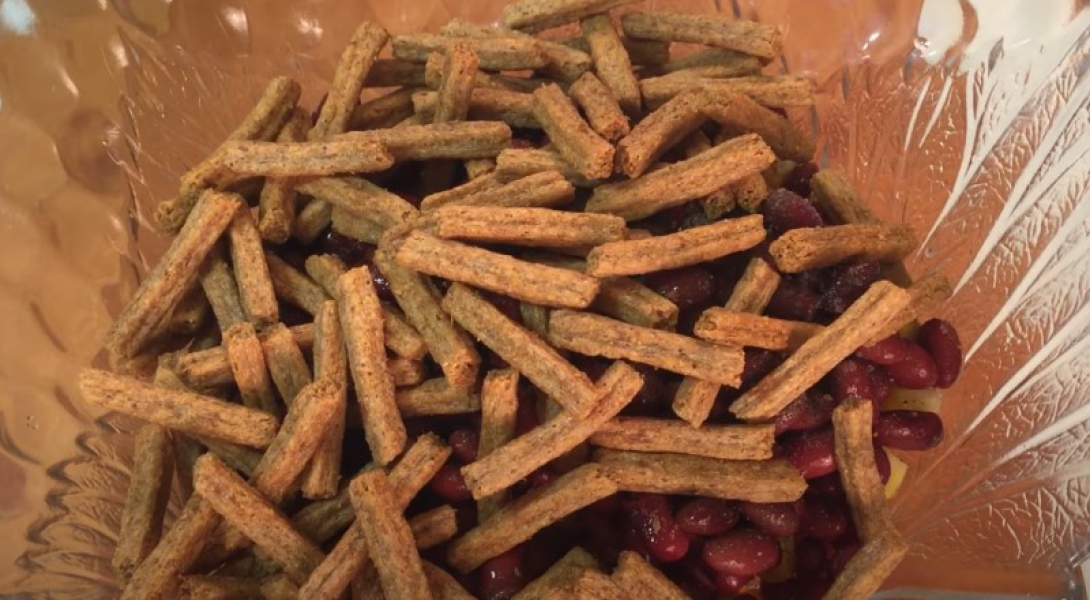 Салат з квасолею та сухариками 10 дуже смачних рецептів, з покроковими фото a939084a0c00f453a9bf5b4c4b9577cd Салат з квасолею та сухариками 10 дуже смачних рецептів, з покроковими фото