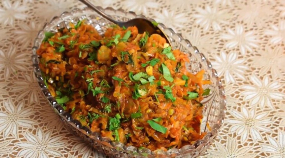 Капуста тушкована на сковороді 7 рецептів з покроковими фото. Класичні рецепти тушкованої капусти abab1dd0baeaff5e5f828b56882e64a4 Капуста тушкована на сковороді 7 рецептів з покроковими фото. Класичні рецепти тушкованої капусти