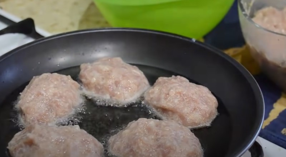 Котлети з курячого фаршу на сковороді 9 рецептів з покроковими фото соковитих та смачних котлет ae9e2bdca4b3ebcbee6fefae22300eba Котлети з курячого фаршу на сковороді 9 рецептів з покроковими фото соковитих та смачних котлет