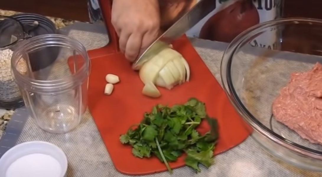 Котлети з курячого фаршу на сковороді 9 рецептів з покроковими фото соковитих та смачних котлет afbe8c76c637804f6b54465813a60390 Котлети з курячого фаршу на сковороді 9 рецептів з покроковими фото соковитих та смачних котлет