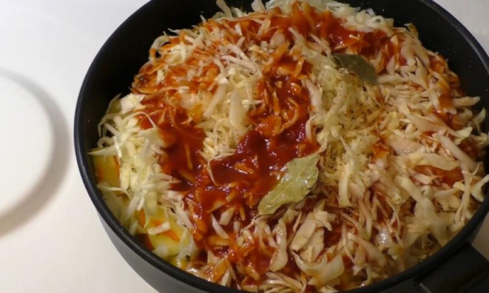 Капуста тушкована на сковороді 7 рецептів з покроковими фото. Класичні рецепти тушкованої капусти b2589c13e72c691790cc8522192f9d34 Капуста тушкована на сковороді 7 рецептів з покроковими фото. Класичні рецепти тушкованої капусти