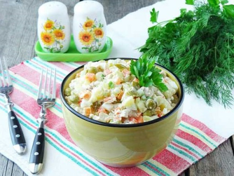Салат з куркою та солоними огірками – 8 рецептів з фото b362ea9632b84f347bd7f409c4bdae99 Салат з куркою та солоними огірками – 8 рецептів з фото