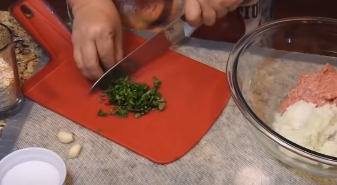 Котлети з курячого фаршу на сковороді 9 рецептів з покроковими фото соковитих та смачних котлет b52280183ed81dd33d4d7cd242412a88 Котлети з курячого фаршу на сковороді 9 рецептів з покроковими фото соковитих та смачних котлет